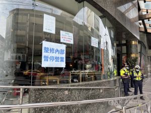 ▲由於新舊東家爆發租約糾紛，台中市永豐棧酒店創辦人何豐棧15日在酒店舉行記者會，宣布永豐棧酒店將從16日起暫停營業；現場新舊東家人馬都到場，各說各話，雙方還爆發肢體衝突，警方也到場維持秩序。（圖／中央社）