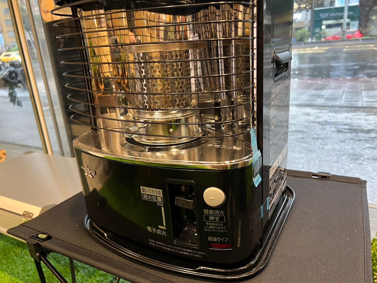 ▲冬天不少民眾瘋追雪、露營，間接讓戶外用品的買氣大增，尤其煤油暖爐更是熱門。（圖／記者張志浩攝，OUTDOORZ 我不在家 戶外選物店授權）