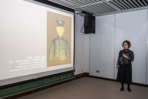 ▲策展人薛燕玲介紹「畫筆下的真實—李梅樹120歲藝術紀念展」策展理念及重點展品。（圖／文化部提供）