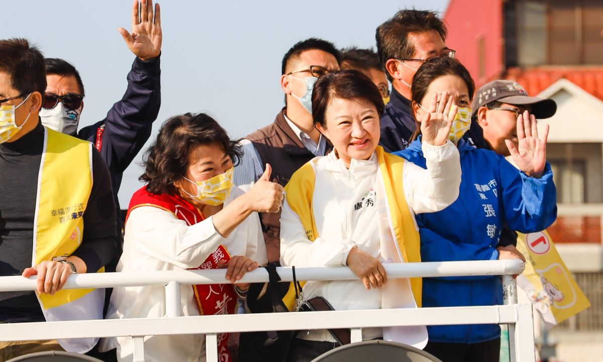 ▲台中市長盧秀燕上勇媽戰車，為嘉義市長黃敏惠助選。（圖／黃敏惠競總提供，2022.12.15）