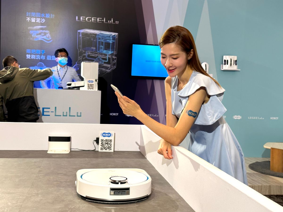 ▲HOBOT好樣科技今(15)日推出最新清潔機器人「雷姬D8環保壓縮集塵掃拖地機器人」，首創內建五倍壓縮集塵技術、全新升級自動洗布座雷姬嚕嚕等5大專利功能，讓清潔效率再升級，售價19,800元，即日起正式上市。(圖／記者周淑萍攝)