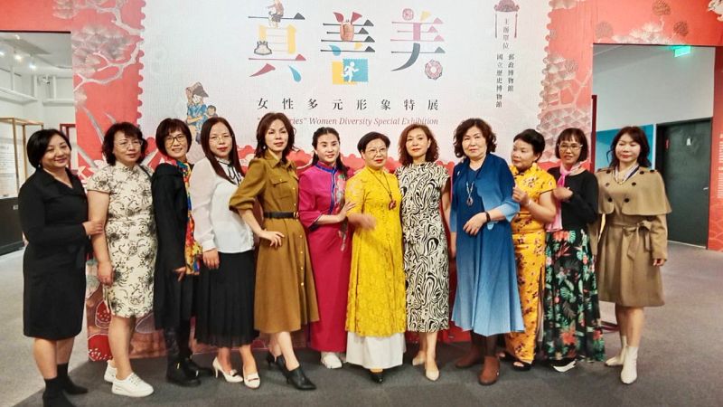 ▲社團法人台灣婦女聯合會參觀「真善美-方寸間的女性形象特展」。（圖／社團法人台灣婦女聯合會提供）