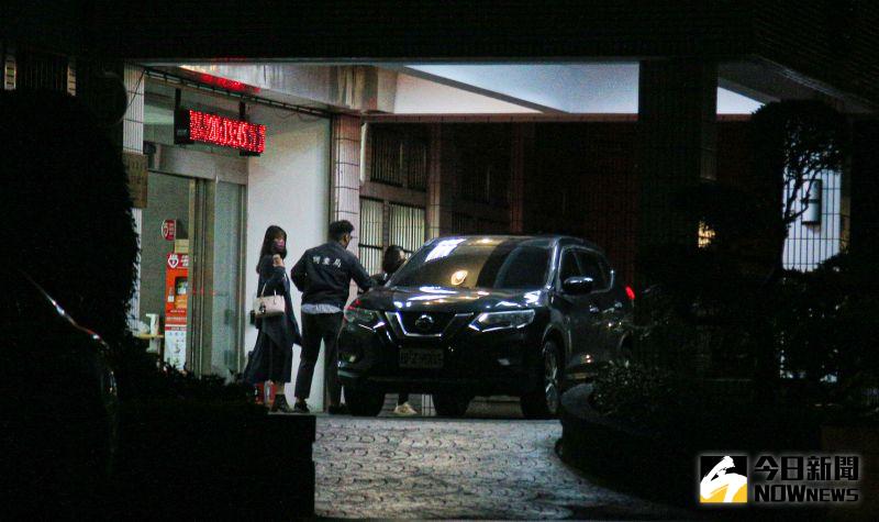 ▲昔日被封為「台大13妹」之一的「公衛文」、綽號「水母」的王郁文從北機站移送北檢複訊（圖／記者葉政勳攝，2022.12.15）