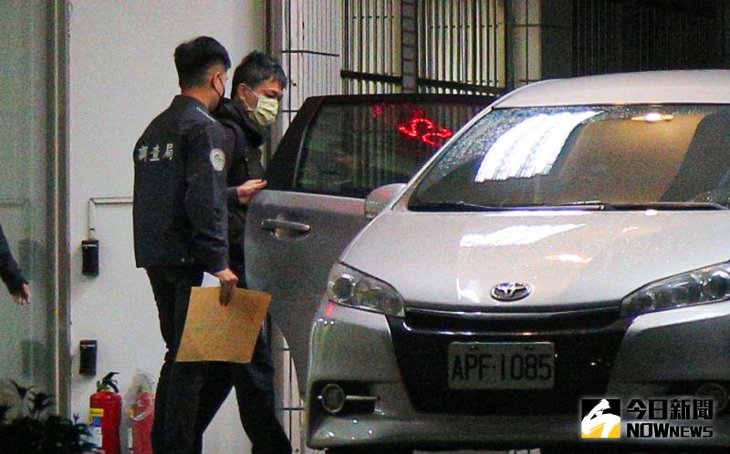▲高虹安辦公室主任陳奐宇深夜9時40分許,從北機站移送地檢署複訊(圖/記者葉政勳攝,2022.12.15)