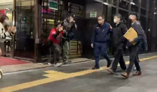 ▲陳奐宇步入北檢，全程不發一語。（圖／翻攝畫面）