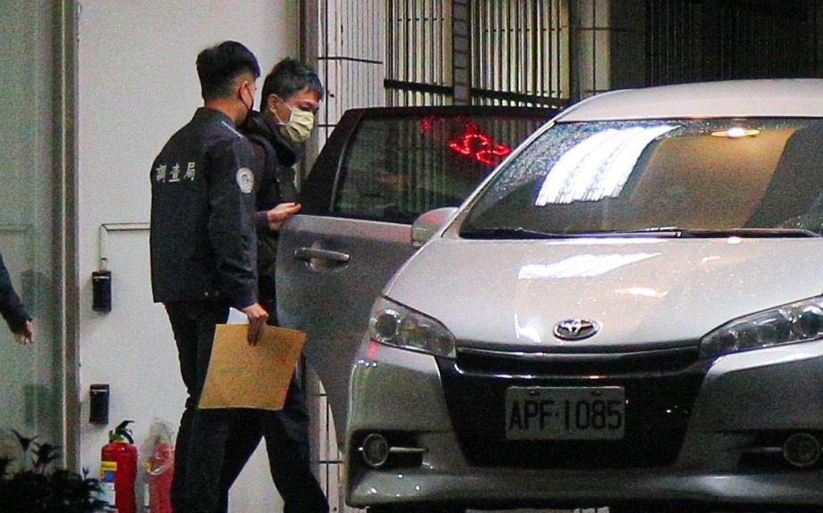 ▲陳奐宇步出調查局，移送北檢。（圖／記者葉政勳攝）