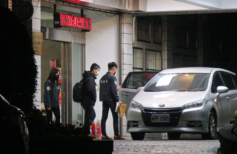 ▲陳奐宇步出調查局，移送北檢。（圖／記者葉政勳攝）