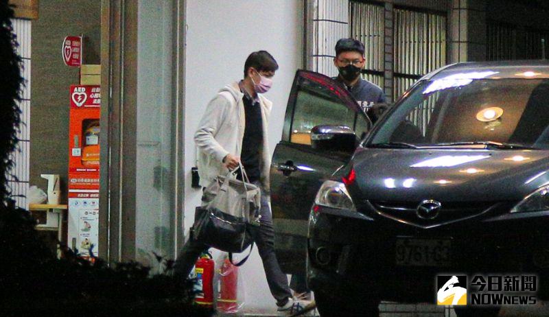 ▲高虹安男友李忠庭深夜10時30分移送北檢複訊,同樣也是不發一語(圖/記者葉政勳攝,2022.12.15)