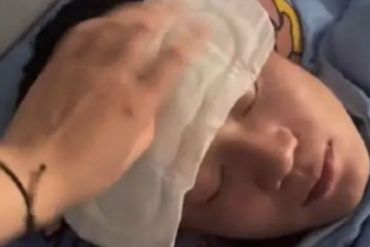 ▲尪發燒被妻子用衛生棉貼額頭，實用功能曝光：「確實有效」。（圖／微博：頭條新聞）