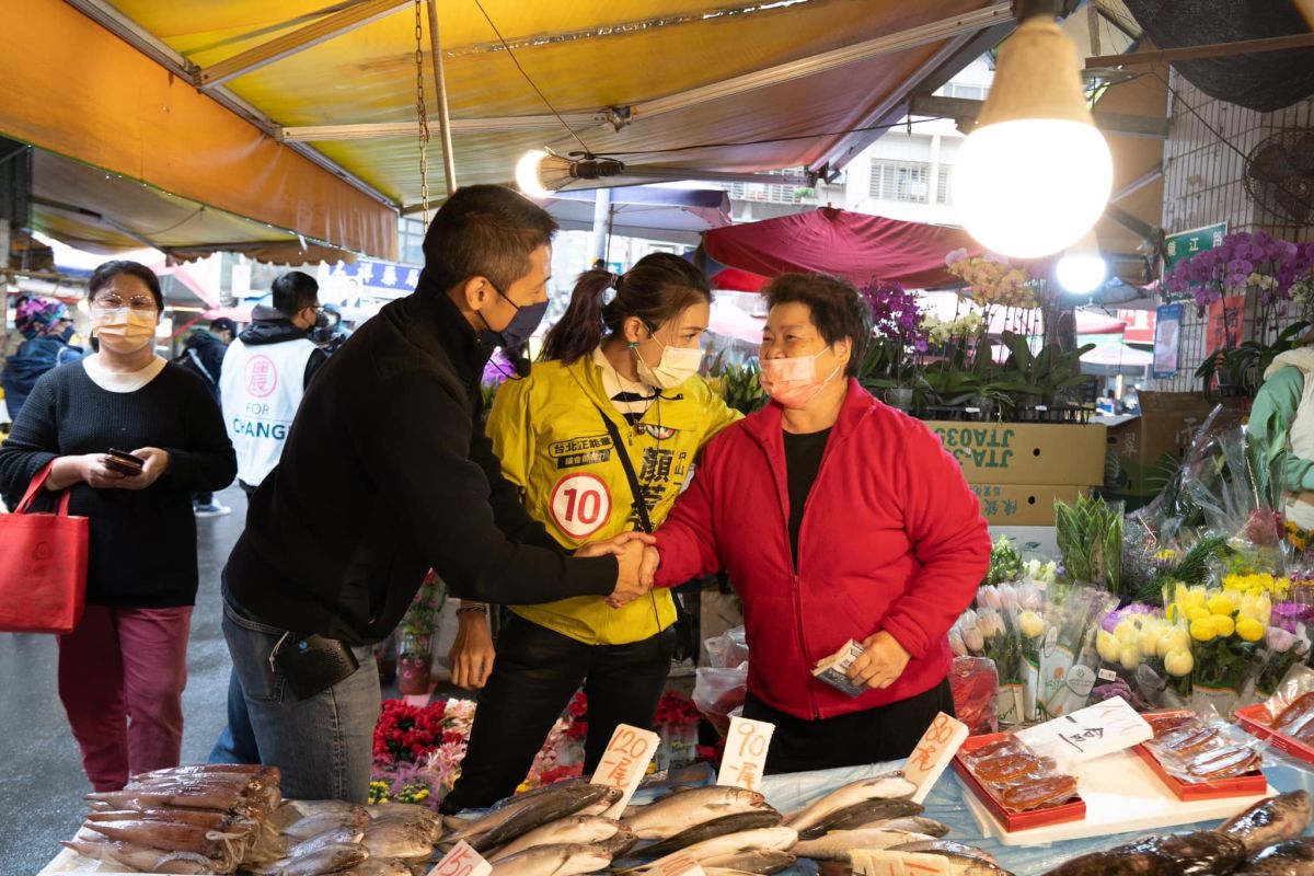 ▲吳怡農進入市場拜票，在地議員當選人顏若芳已多次陪同。（圖／翻攝自顏若芳臉書）