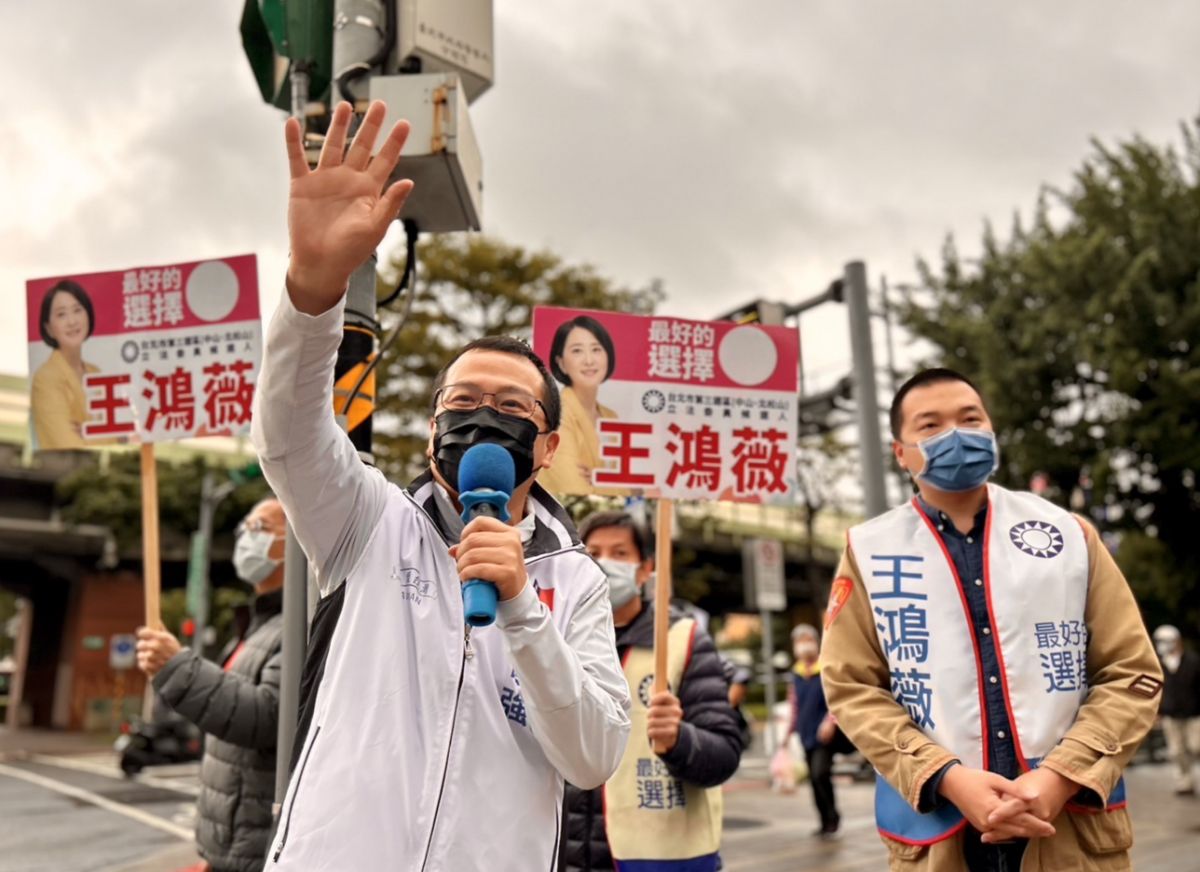 ▲羅智強、楊植斗今日幫王鴻薇站路口爭取支持。（圖／王鴻薇辦公室提供）