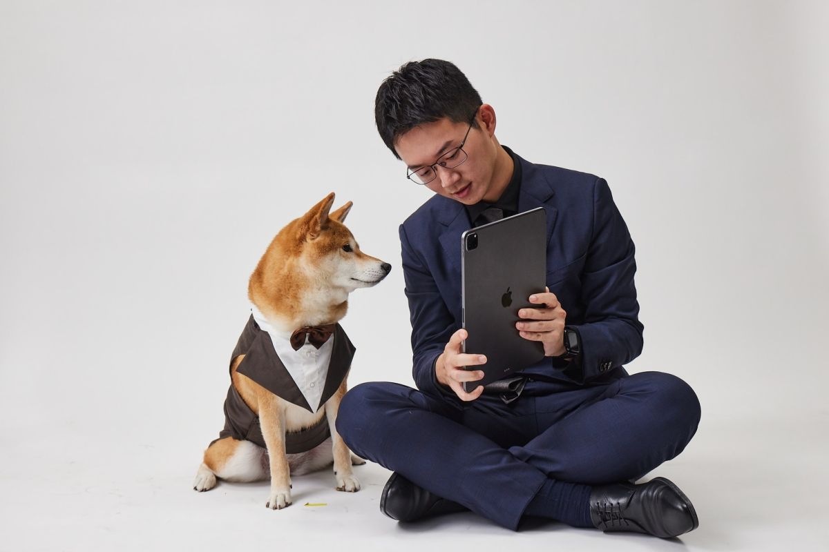 ▲網紅「視網膜」和愛犬「柚子」化身職涯分析師，替不同求職者分析職涯格局。（圖／信義房屋提供）