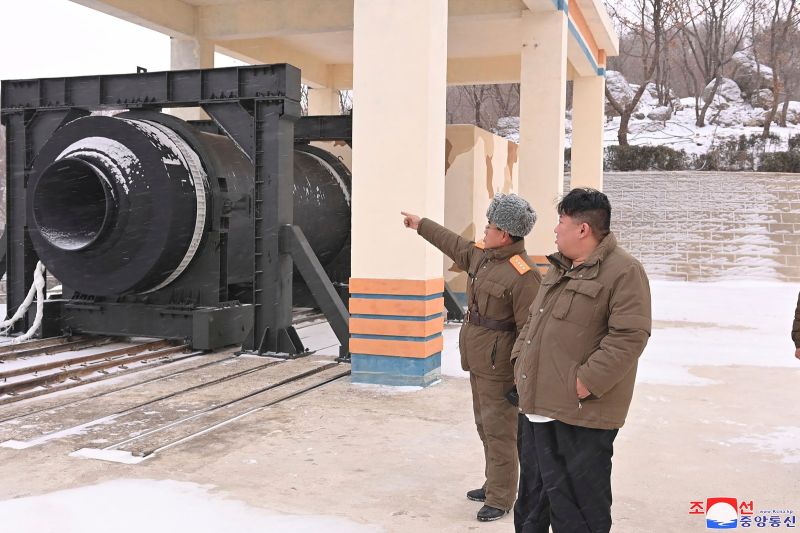 ▲北韓官方媒體聲稱，在領導人金正恩監督下，已測試「高推力固體燃料發動機」（high-thrust solid-fuel motor）。（圖／美聯社／達志影像）