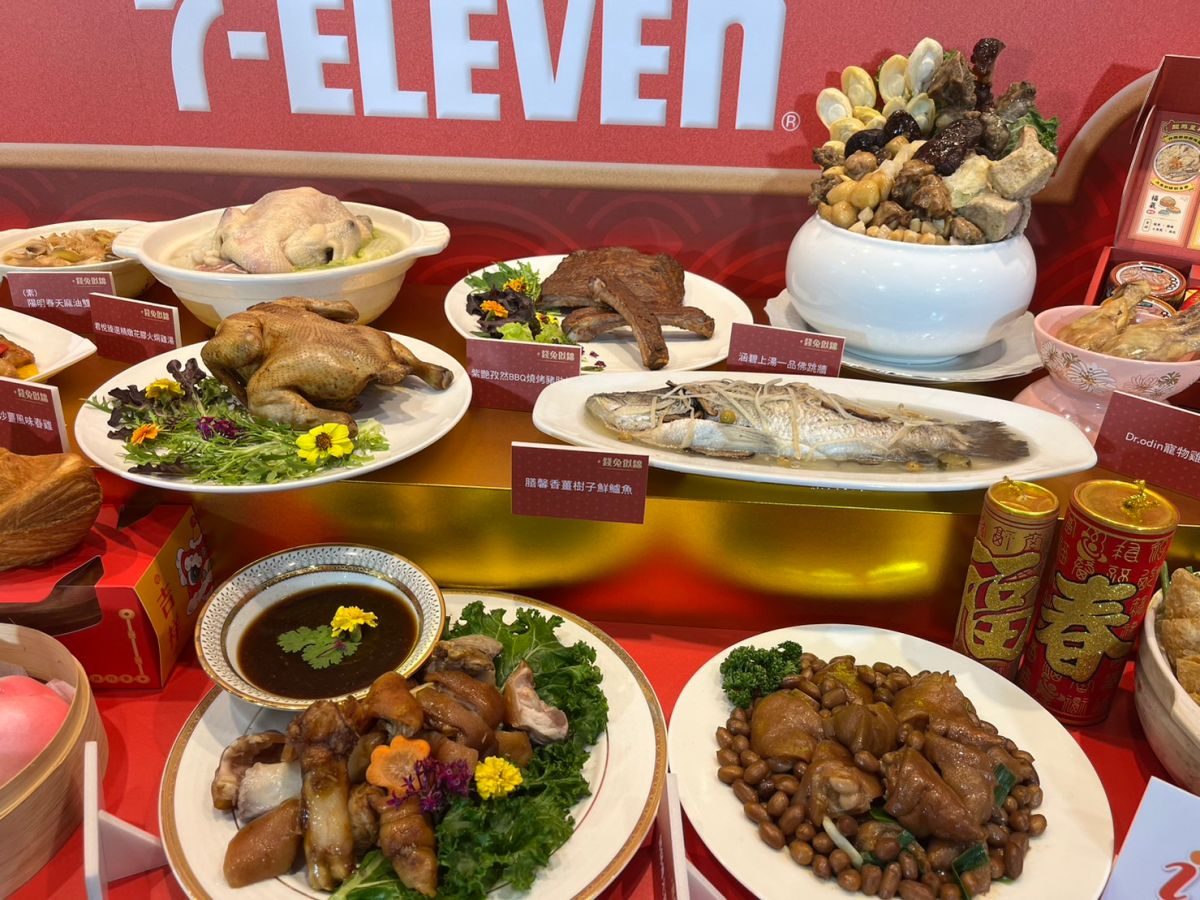 ▲7-11年菜結合13家星級飯店加上米其林美食，讓民眾辦年貨就近買方便吃。（圖／記者鍾怡婷攝）