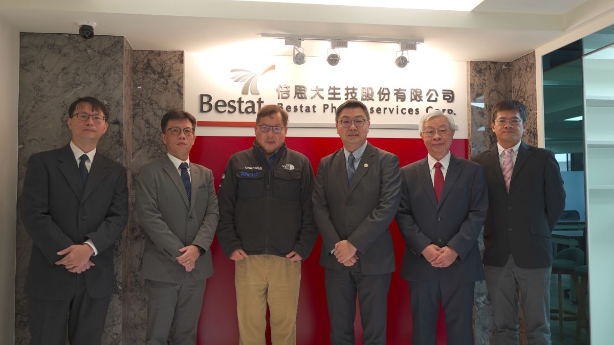 ▲倍思大生技執行長蘇志仁（右三）邀請隆遠集團董事長莊子華（左三）、淡江大學前執行長吳錦全教授（右二）以及董監事，參加倍思大生技總部喬遷揭牌儀式，期望在大家共同努力之下，能為台灣生技產業的未來貢獻一份心力。（圖／品牌提供）