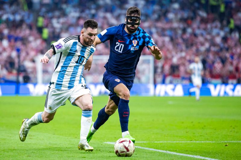 ▲阿根廷球星梅西(Lionel Messi)對上克羅埃西亞後衛「鐵面人」Josko Gvardiol的防守。（圖／美聯社／達志影像）