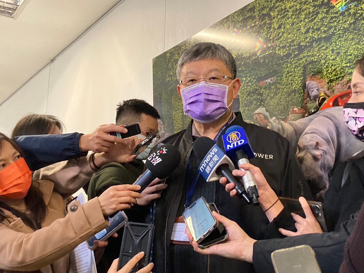 ▲台電今（16）日召開「2022年股東臨時大會」，會前，台電發言人吳進忠回應台電虧損以及民生電價是否會調漲等議題。（圖／記者鄭妤安攝影）