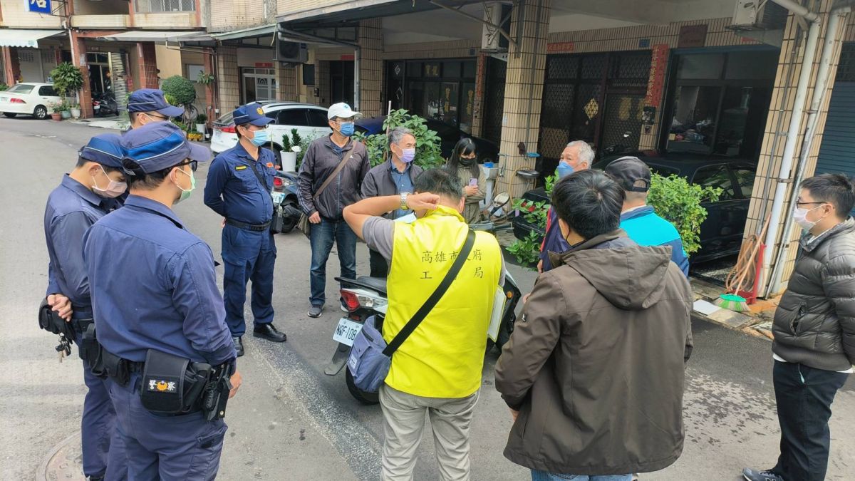 ▲高市府水利局與工務局違章建築處理大隊日前聯手出擊，執行高雄市三民區本元里大慶街56巷未配合用戶接管之違建戶拆除作業。(圖／記者郭凱杰翻攝)