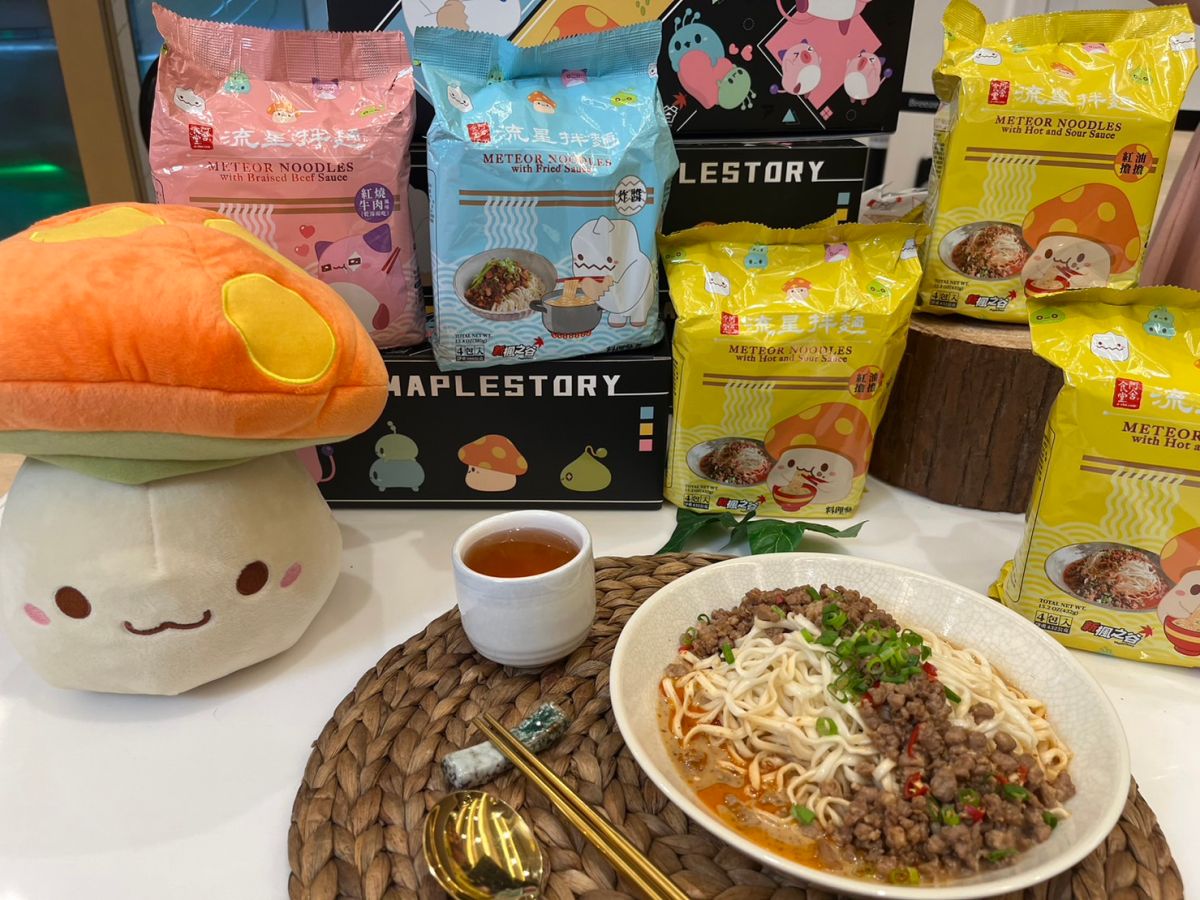 ▲阿舍乾麵聯手《新楓之谷》，推出新口味即食麵，還有虛擬寶物買就送。（圖／記者鍾怡婷攝）