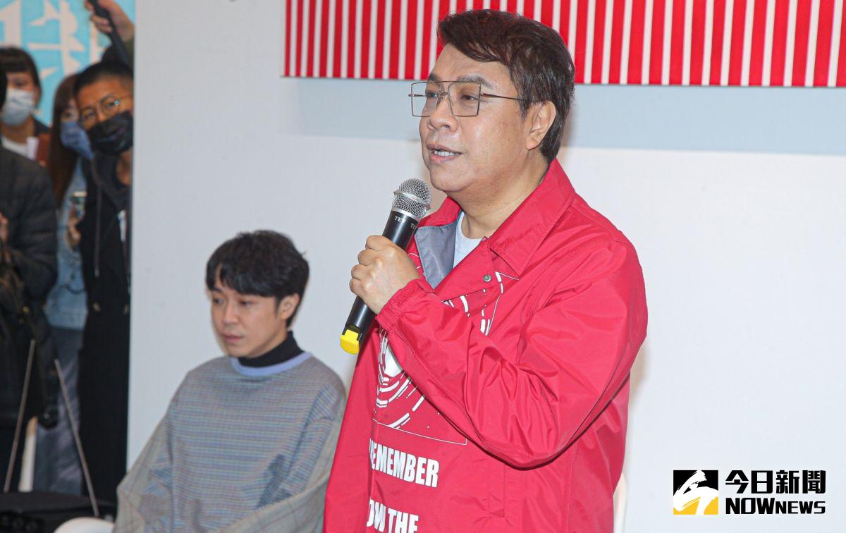 ▲蔡康永於「白石畫廊」舉辦創作展，鬆口大小S現況，左為吳青峰。（圖／記者葉政勳攝）