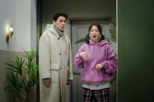 ▲Zico（左）出演《SNL Korea 3》單元劇，上演床墊之戰。（圖／翻攝Coupang Play）
