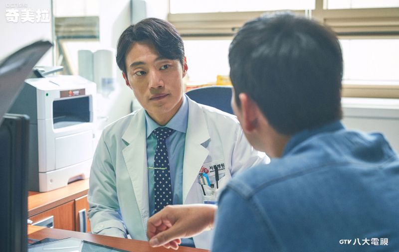 ▲李熙俊在《奇美拉》中飾演外科醫生。（圖／八大）