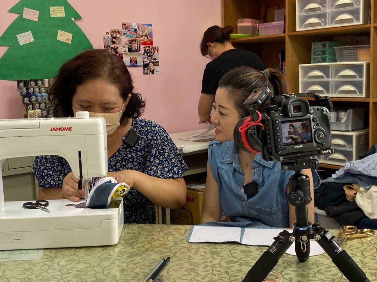 ▲楊佩潔（右）遠赴澎湖家扶中心探訪自立媽媽。（圖／TVBS提供）