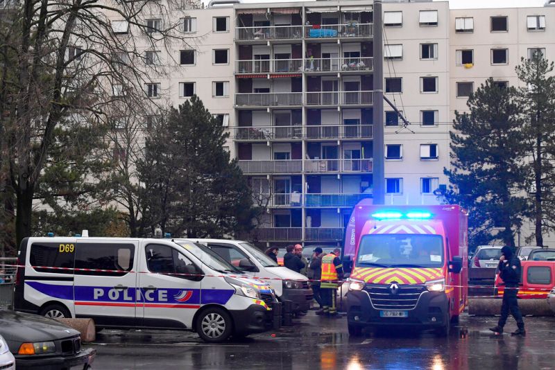 ▲法國東部城市里昂（Lyon）近郊一棟7層樓公寓凌晨發生火災，造成10人喪生，死者包括5名孩童。（圖／美聯社／達志影像）