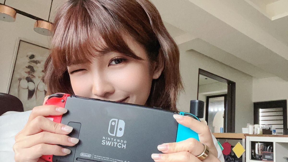 ▲壯壯玩Switch，小秀傲人身材。（圖／翻攝自壯壯IG）