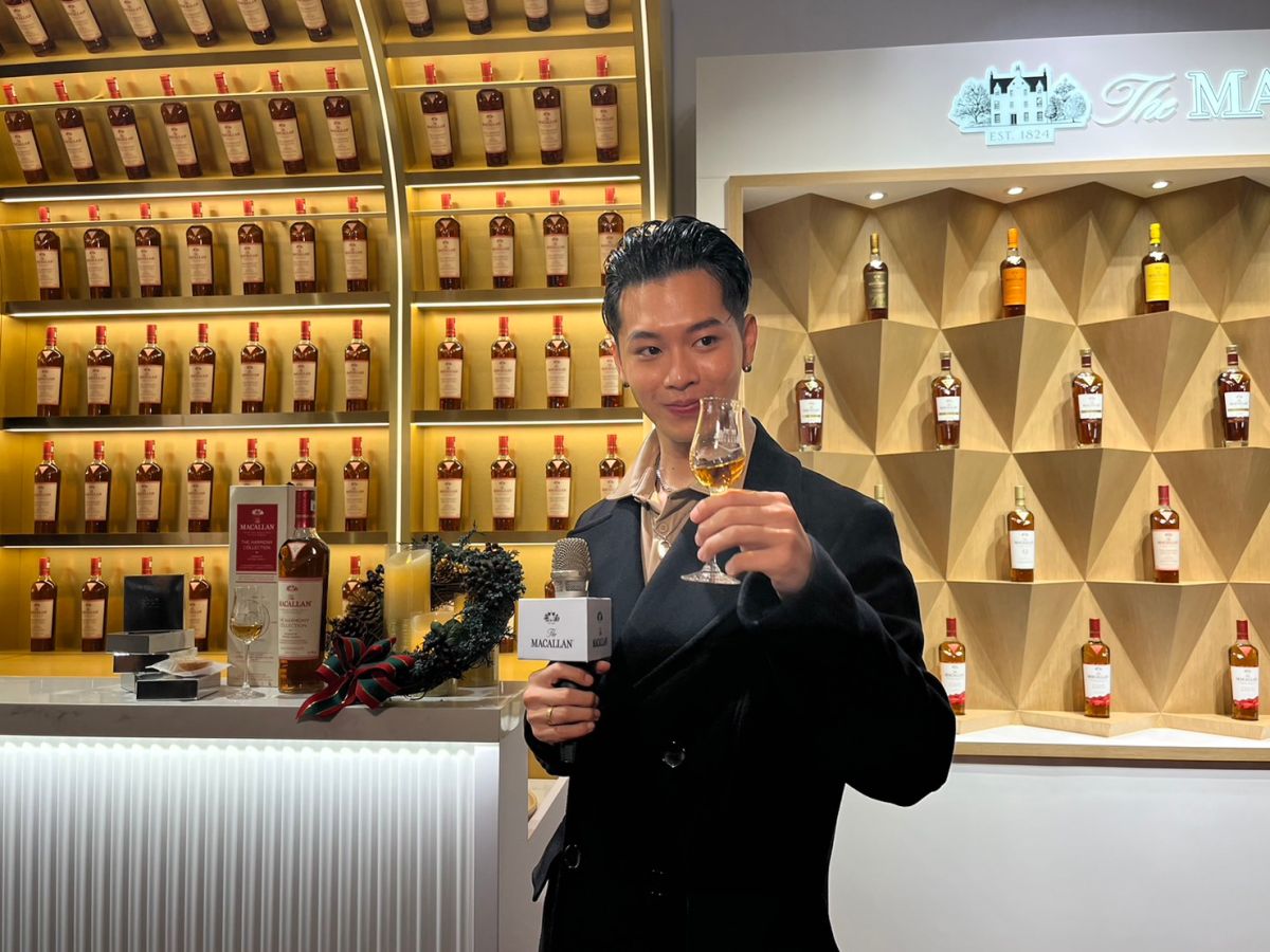 ▲高爾宣出席威士忌品牌活動，與千萬酒王合影，直呼壓力很大。（圖／記者鍾怡婷攝）