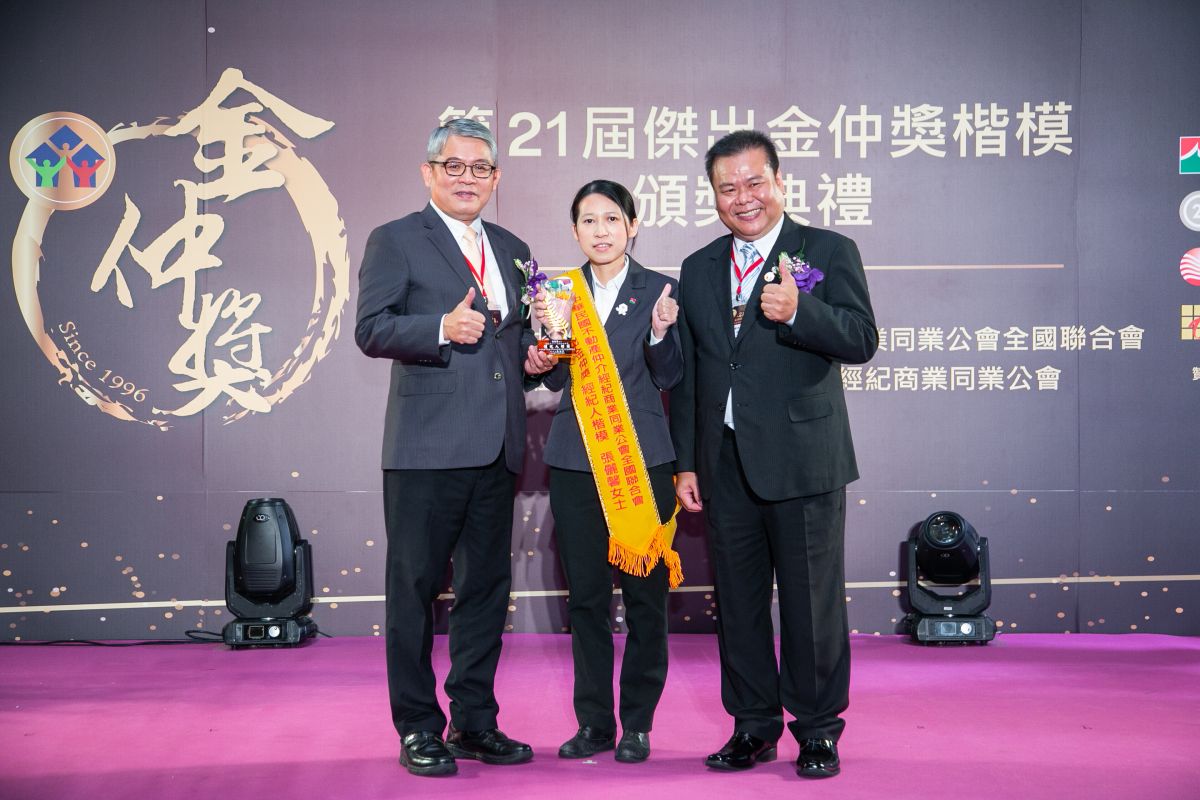 ▲信義房屋黎明向上店專案經理張儷馨（中）榮獲2022金仲獎不動產經紀人楷模。（圖／NOWnews資料照片）