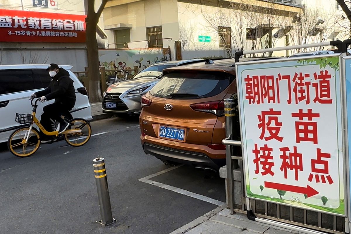 ▲中國新冠肺炎本土疫情延燒，當局呼籲民眾盡快接種疫苗，以防大規模感染導致新變異株出現的風險。（圖／美聯社／達志影像）