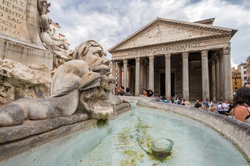 ▲義大利旅遊逐漸復甦，羅馬知名景點如今湧現人潮，其中萬神殿（Pantheon）等景點擬收費，未來觀光客進入萬神殿可能須支付2歐元門票費。（圖／美聯社／達志影像）