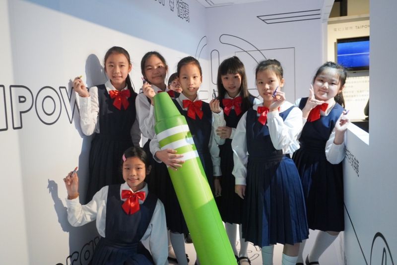 ▲現場還有大型塗鴉儲能貨櫃,以及巨型蠟筆,可供拍拍美照。(圖/台電提供)