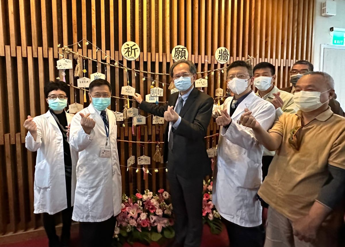 ▲臺中榮總今日舉辦器捐感恩追思音樂會，與會人員在祈願牆留下對來年的祝願。（圖／臺中榮總提供）