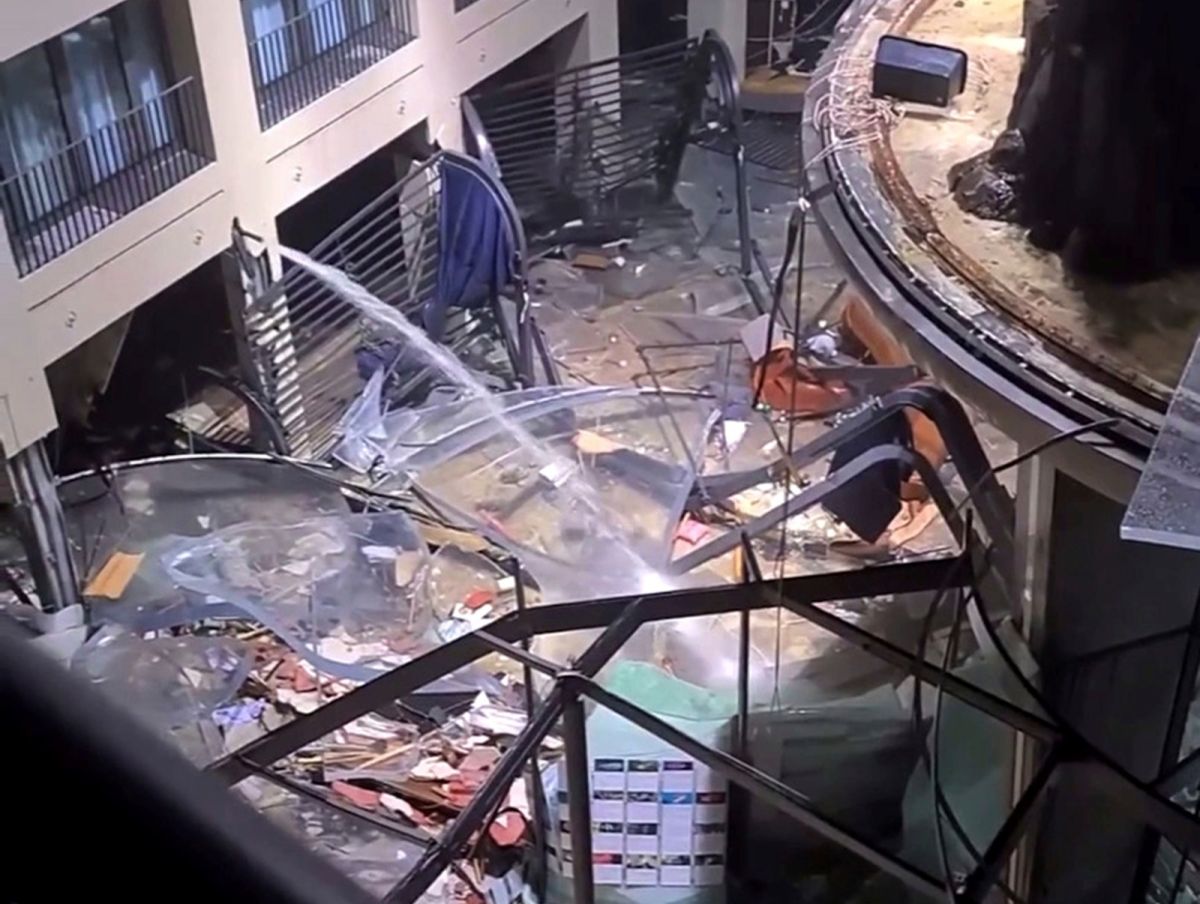 ▲德國柏林一間觀光飯店內的巨型水族箱16日清晨突然爆裂，水大量湧出，約1500條熱帶魚流入中庭，連街上都一片狼藉。（圖／美聯社／達志影像）