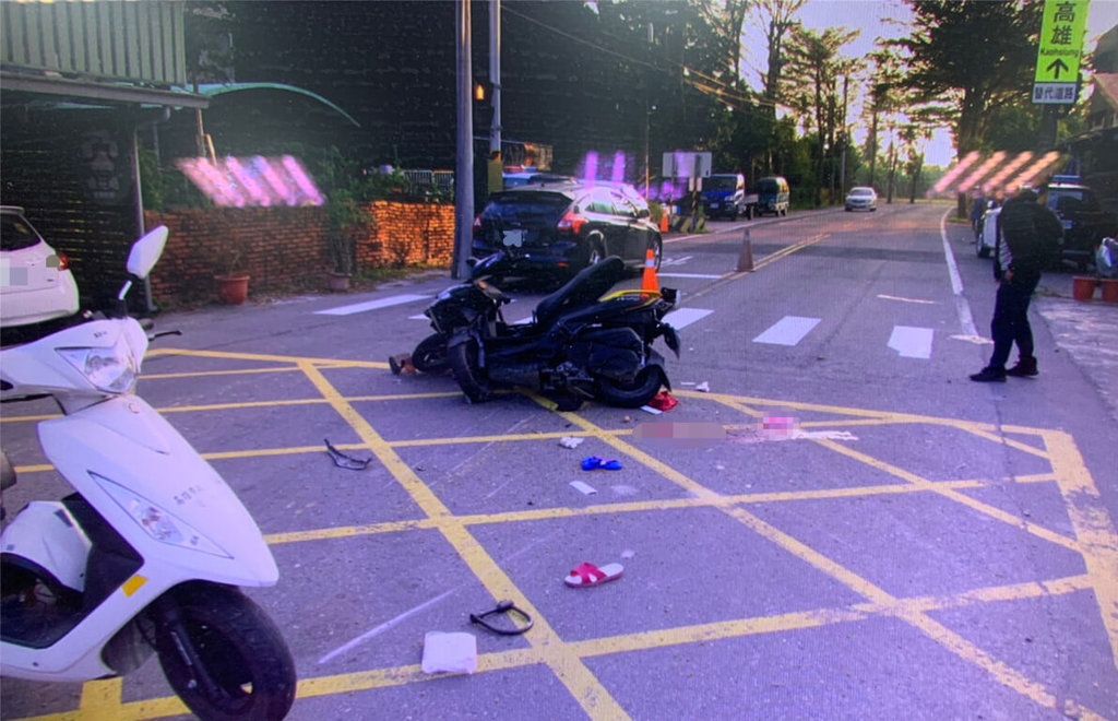 ▲警政署保五總隊支援高雄旗山警分局洪姓男子月初下班騎車返家時，與美濃謝姓女騎士發生擦撞，雙方送醫後謝婦傷重不治，洪姓員警被依過失致死罪移送橋檢。（圖／翻攝畫面）