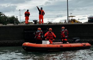 茄萣區情人碼頭28學生落海　消防海巡全數平安救回送醫
