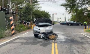 ▲本（12）月14日，一名34歲吳姓女子駕駛休旅車，在十字路口和無照騎車的74歲沈姓老婦發生碰撞，沈婦連人帶車被捲進車底，機車瞬間起火，沈婦重傷，緊急送醫仍不治，詳細肇事原因仍待釐清。（圖／翻攝畫面）