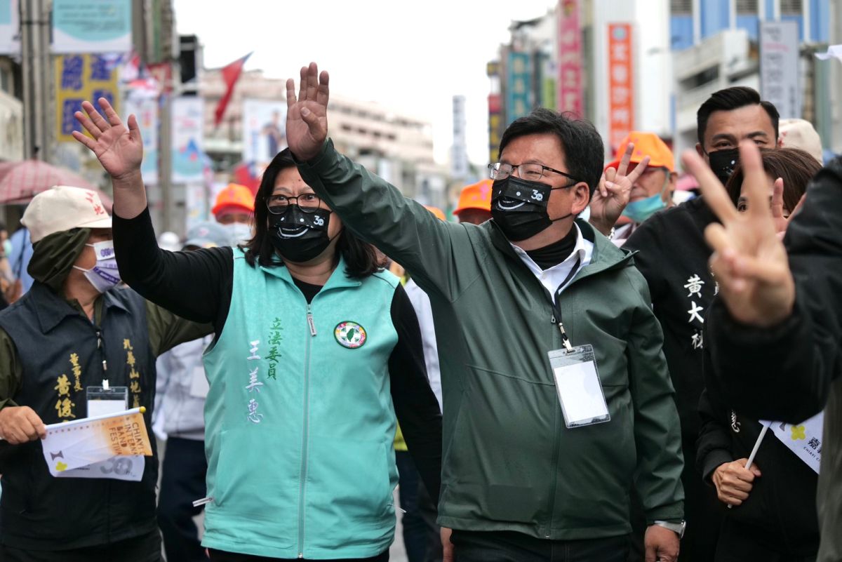 ▲李俊俋與王美惠等人出席嘉義市國際管樂節的踩街嘉年華。（圖／李俊俋辦公室提供）