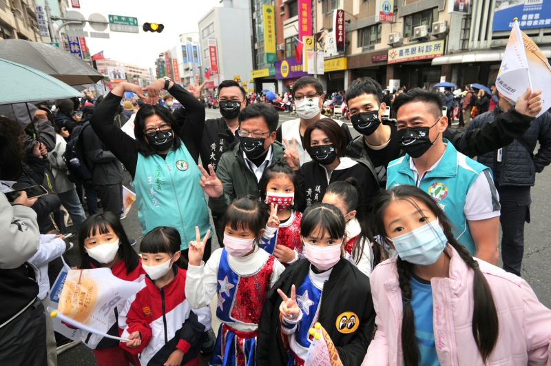 ▲李俊俋與王美惠等人出席嘉義市國際管樂節的踩街嘉年華。（圖／李俊俋辦公室提供）