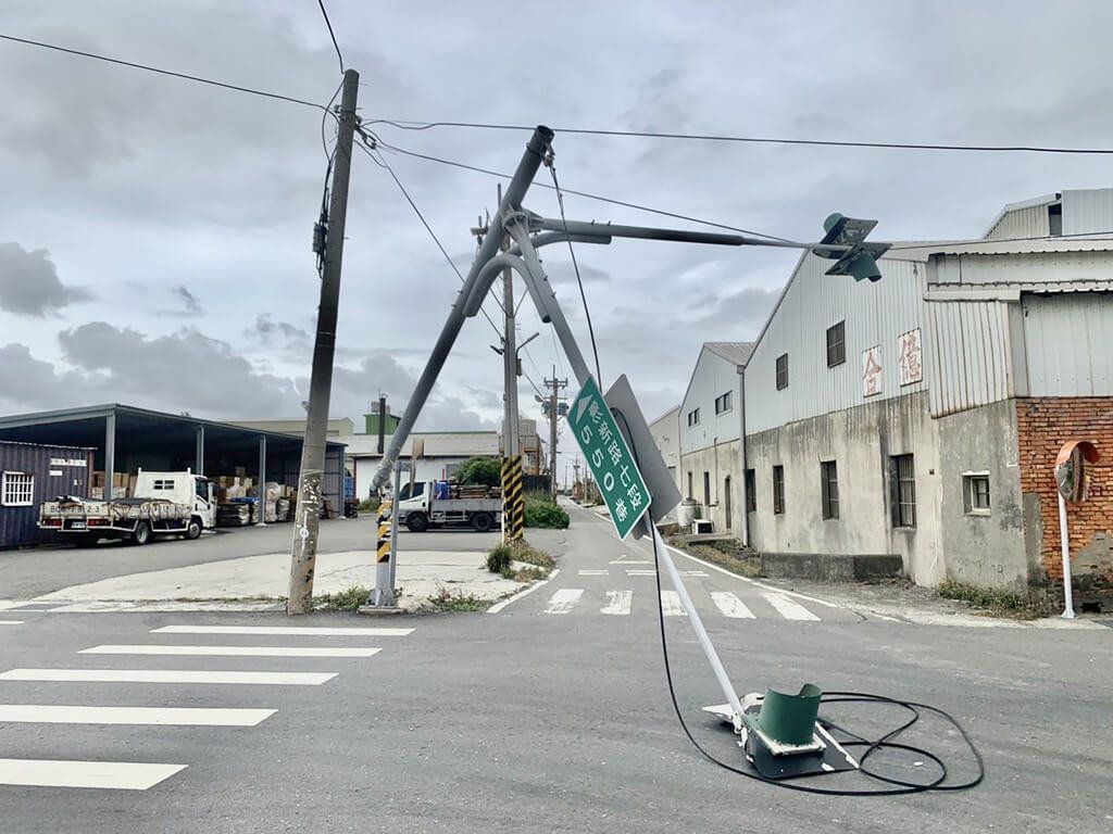 ▲彰化縣伸港鄉彰新路7段一支交通號誌桿17日中午突然攔腰斷裂，所幸當時無人車在路口，未釀傷亡。警方指出，號誌桿基座並未鏽蝕，可能是強勁海風將號誌桿吹斷。（圖／翻攝畫面）