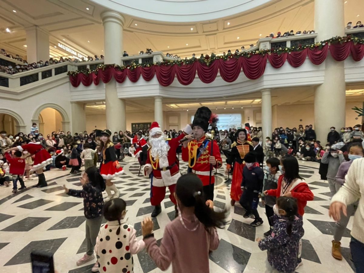 ▲聖誕老公公與小朋友跳舞同樂，氣氛歡樂（圖／記者林怡孜攝，2022,12,17）