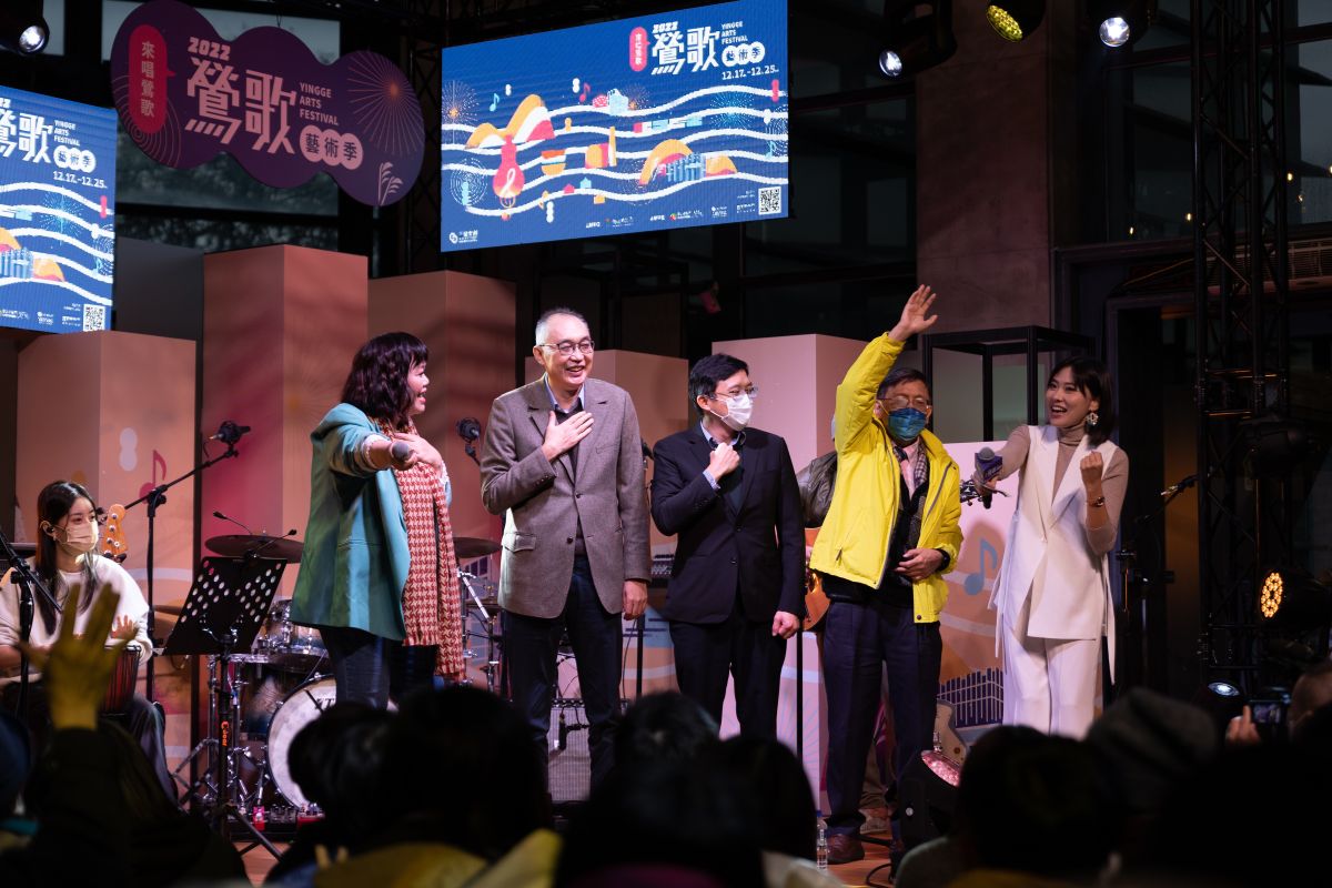 ▲由吉那罐子重新演繹由中國砂輪出資製作的「鶯歌的囡仔歌」，新北市副市長謝政達（左二）、中國砂輪董事長林伯全（中）、中國砂輪副董事長白文亮（右二）與現場參與的民眾合唱。（圖／品牌提供）