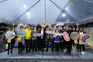 報導 ▲謝副市長(前左六)與立法委員蘇巧慧(前左五)、蘇泓欽議員(前左四) 、洪佳君議員(前右四) 、王明麗議員(前右五)等民意代表及市府包括文化局、經發局、交通局、工務局、市場處等團隊,一同倒數點亮「匯聚之門」,帶領民眾一同欣賞鶯歌的製陶歷史至當代多元藝術匯聚。(圖/品牌提供)