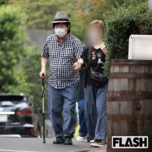 ▲水木一郎今年8月被拍到靠著經紀人攙扶與拐杖緩慢爬坡。(翻攝自《FLASH》週刊) ▲水木一郎今年8月被拍到靠著經紀人攙扶與拐杖緩慢爬坡。(翻攝自《FLASH》週刊)