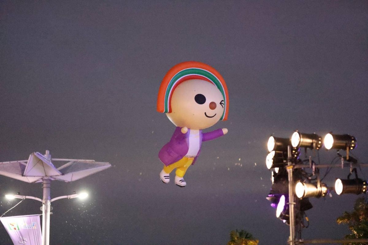 ▲昨日在高雄夢時代舉行的大氣球遊行，發生OPEN將飛走事故，眾人搶拍空中最後身影。（圖／取自7-ELEVEN粉專）