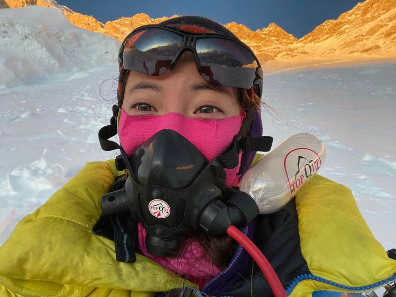 ▲曾格爾透露去年登頂干城章嘉峰的紀錄被除名，她感到「非常不公平」，並秀出與嚮導的對話。（圖／翻攝自曾格爾FB）