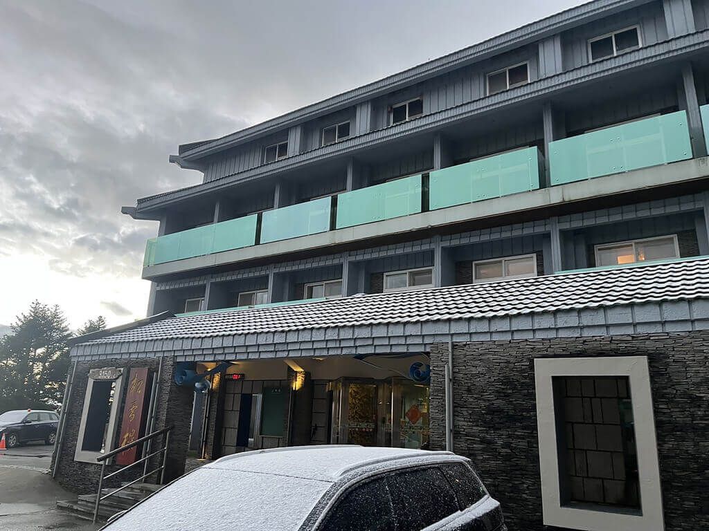 ▲入冬首波寒流發威搭配水氣，合歡山18日凌晨短暫固態降水（霰或雪）約10多分鐘，位於海拔3150公尺的合歡山松雪樓外車輛可見覆蓋薄薄積雪。（南投林區管理處提供）中央社記者蕭博陽南投傳真 111年12月18日