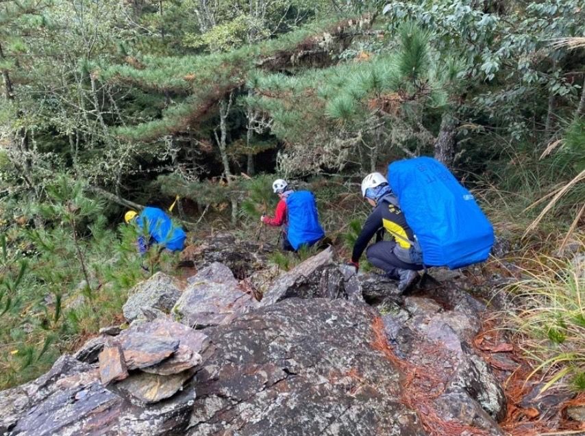 ▲苗栗縣救難人員頂寒流低溫，連日來在中雪山山域持續搜尋失聯的登山者。（圖／翻攝畫面）